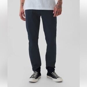 Gap Men’s Modern Khakis in Skinny fit with Gapflex